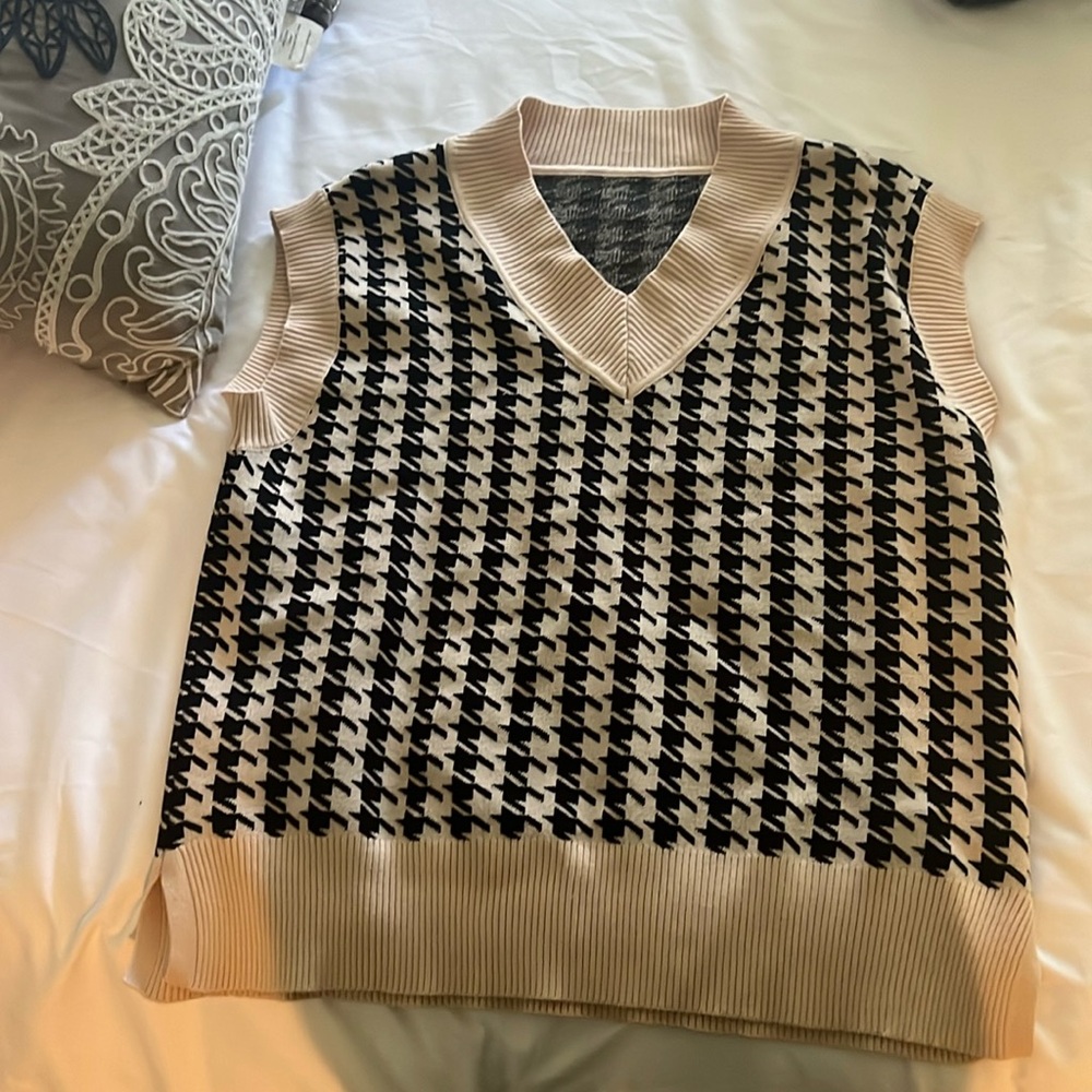 Medium NWOT oversized knit sweater vest